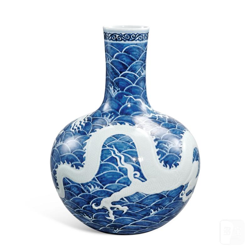 A blue and white 'dragon' vase, tianqiuping, Qing dynasty, 18th - 19th century | 清十八至十九世紀 青花海水龍紋天球瓶 - 图2